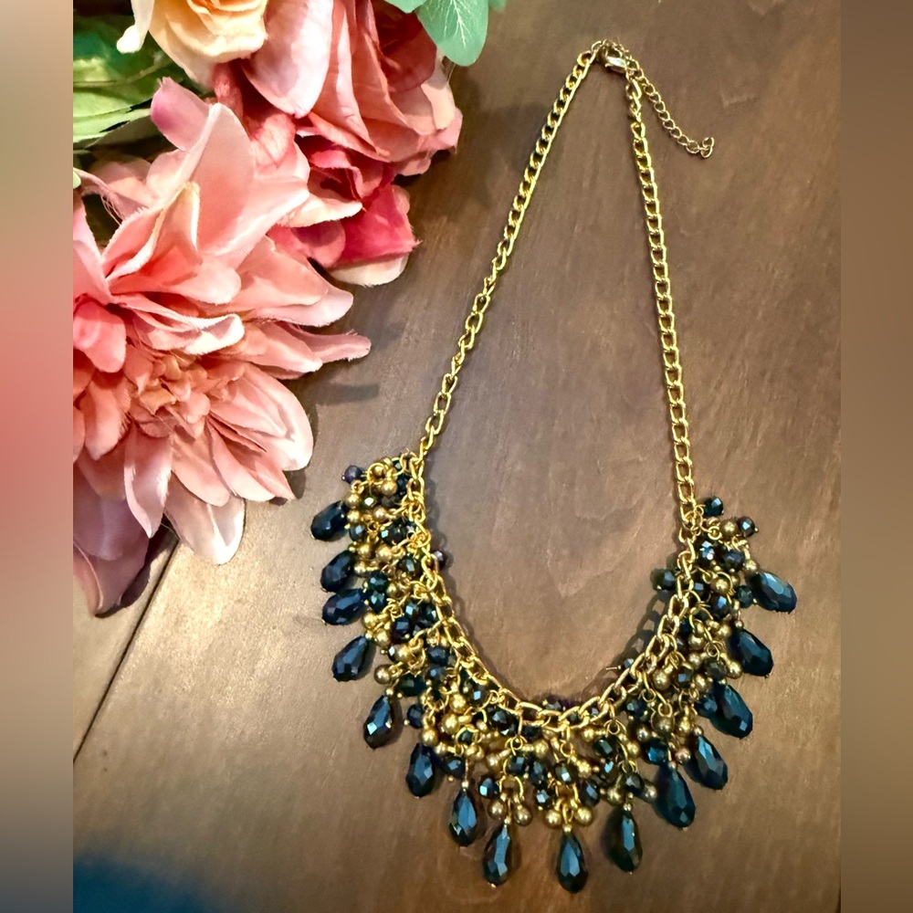 Beautiful Costume Jewelry Statement Necklace - Picture 3 of 9